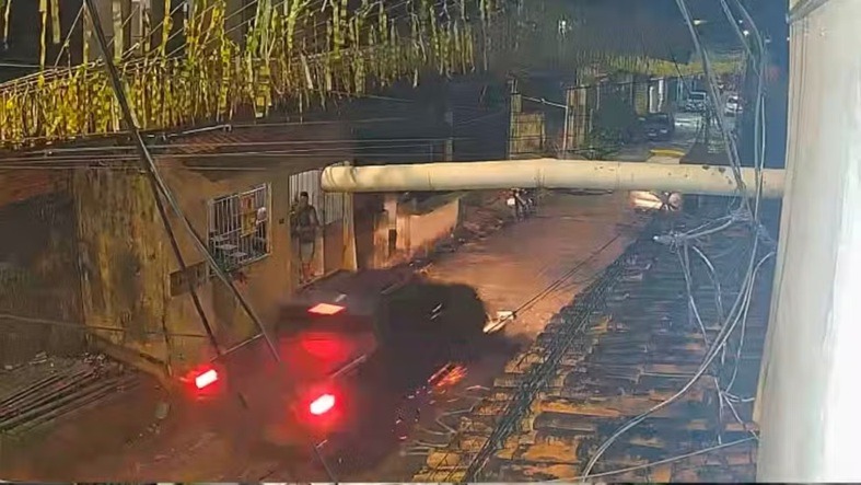VÍDEO: Motorista avança e atropela moradores durante pintura de rua para a Copa