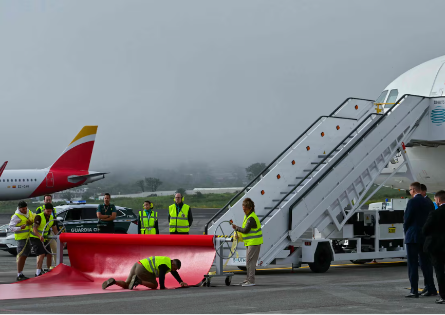 Papa é retirado de avião após problema técnico e adia retorno a Roma