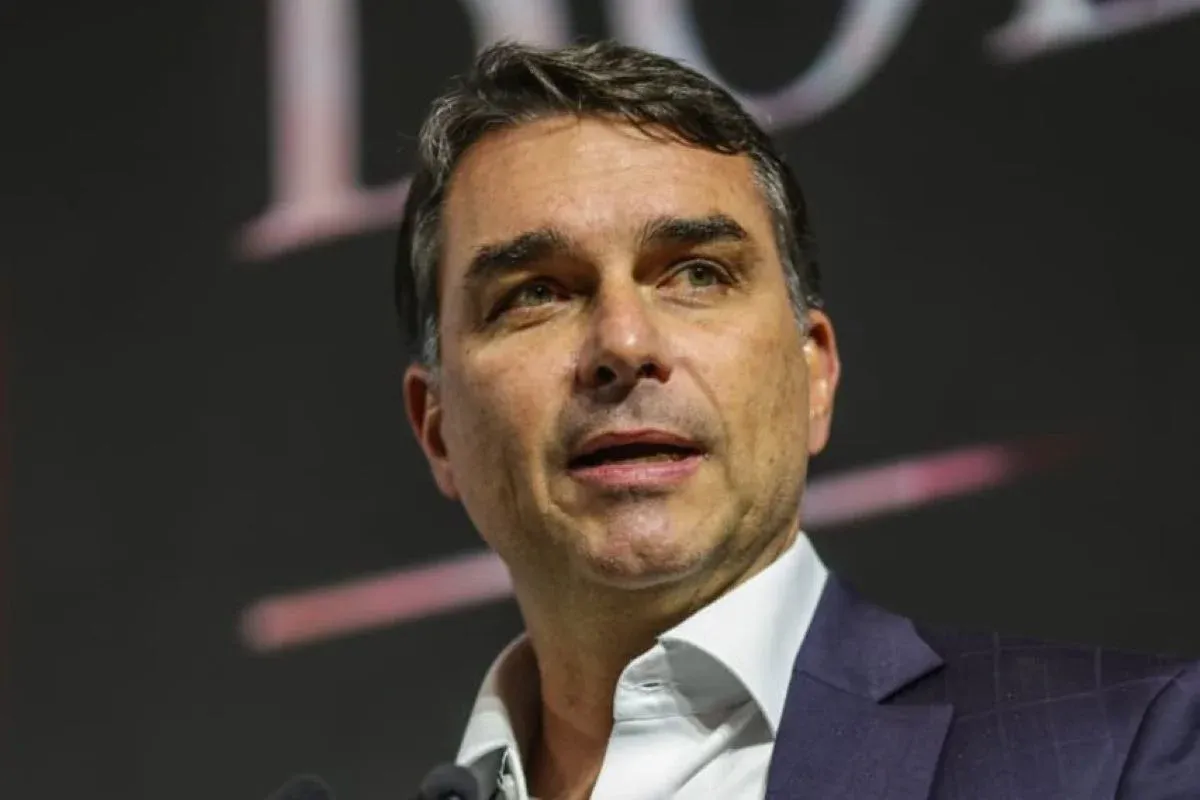 Flávio Bolsonaro lamenta que não poderá ver jogo da Seleção com o pai