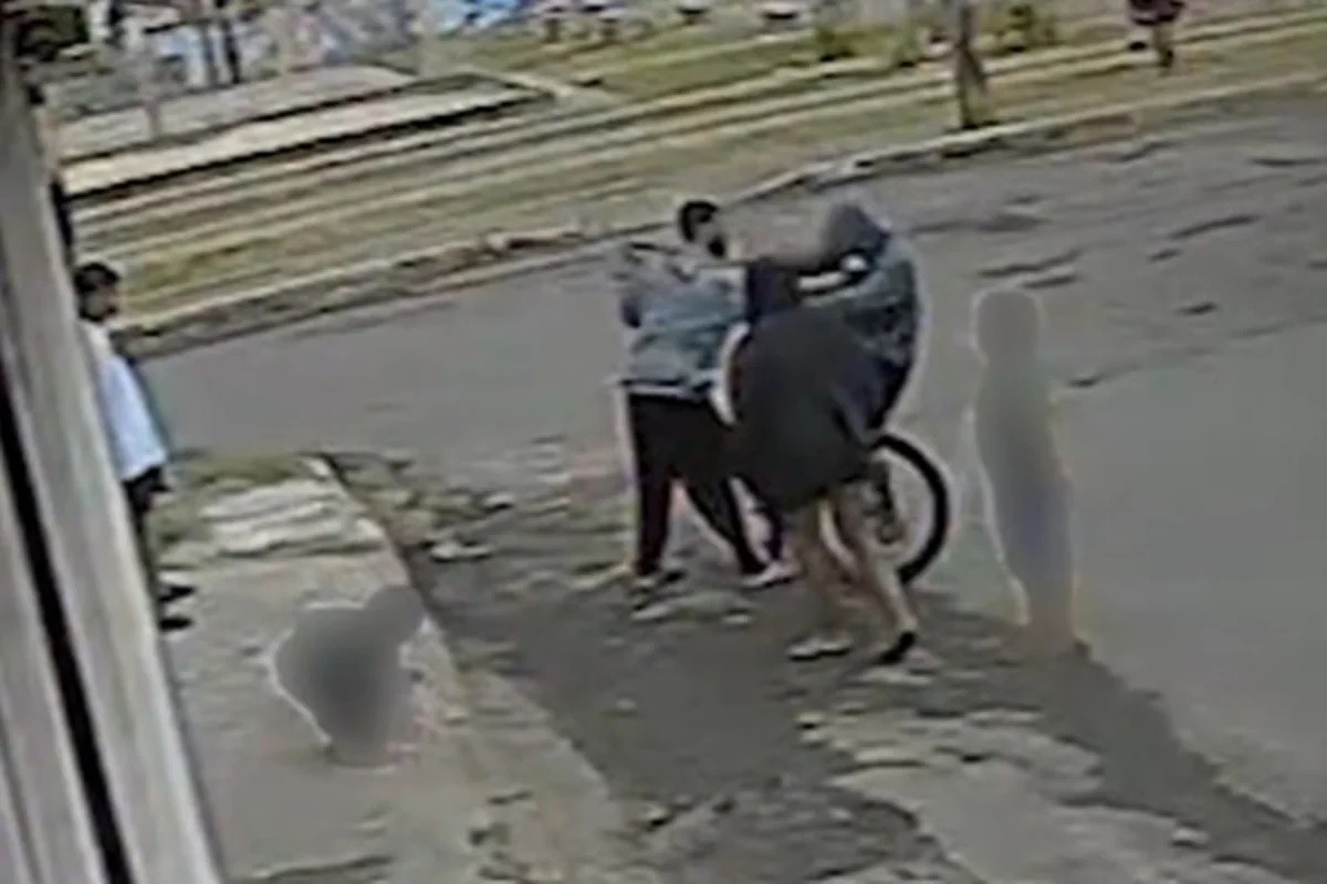 [VÍDEO] Chocante: Jovem morre ao ser esfaqueado no meio da rua diante de crianças; assista