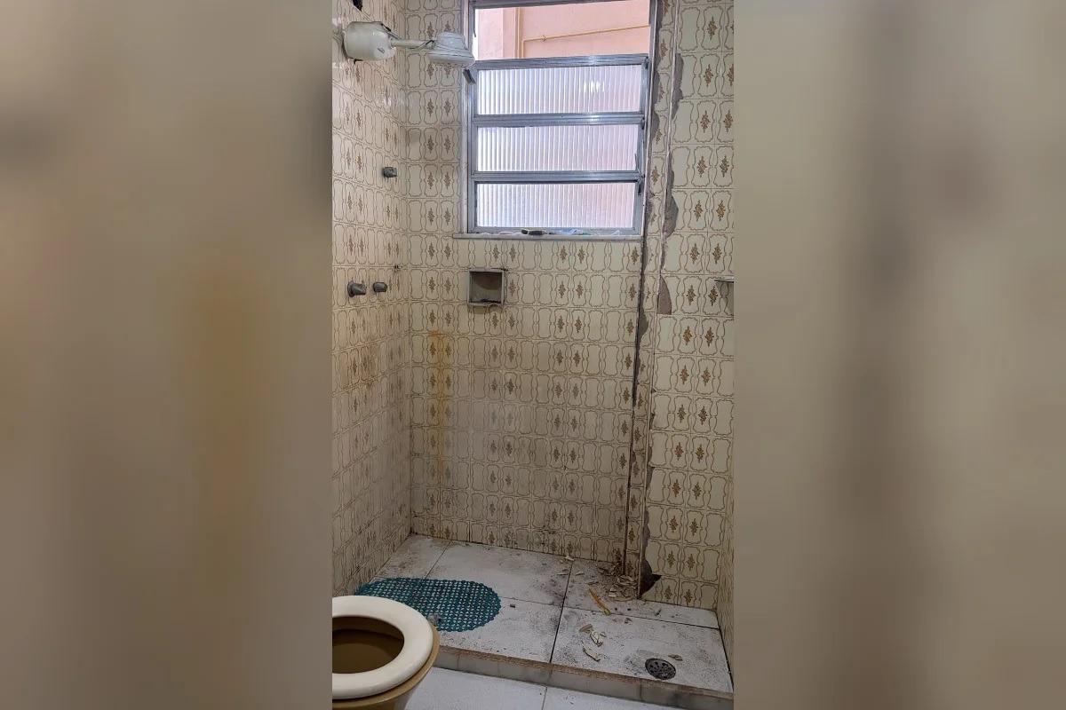 Filho deixa mãe paralítica em quarto sujo e vende móveis por droga
