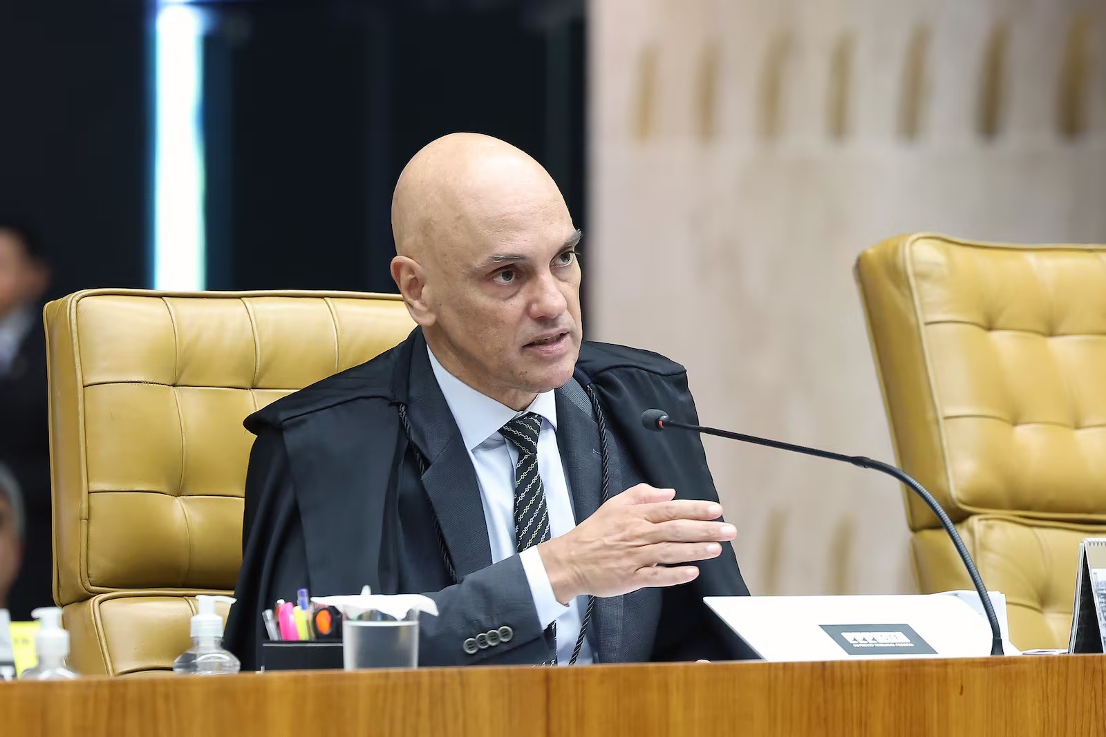 Moraes dá 24 horas para Bolsonaro explicar arma apreendida com militar em blitz