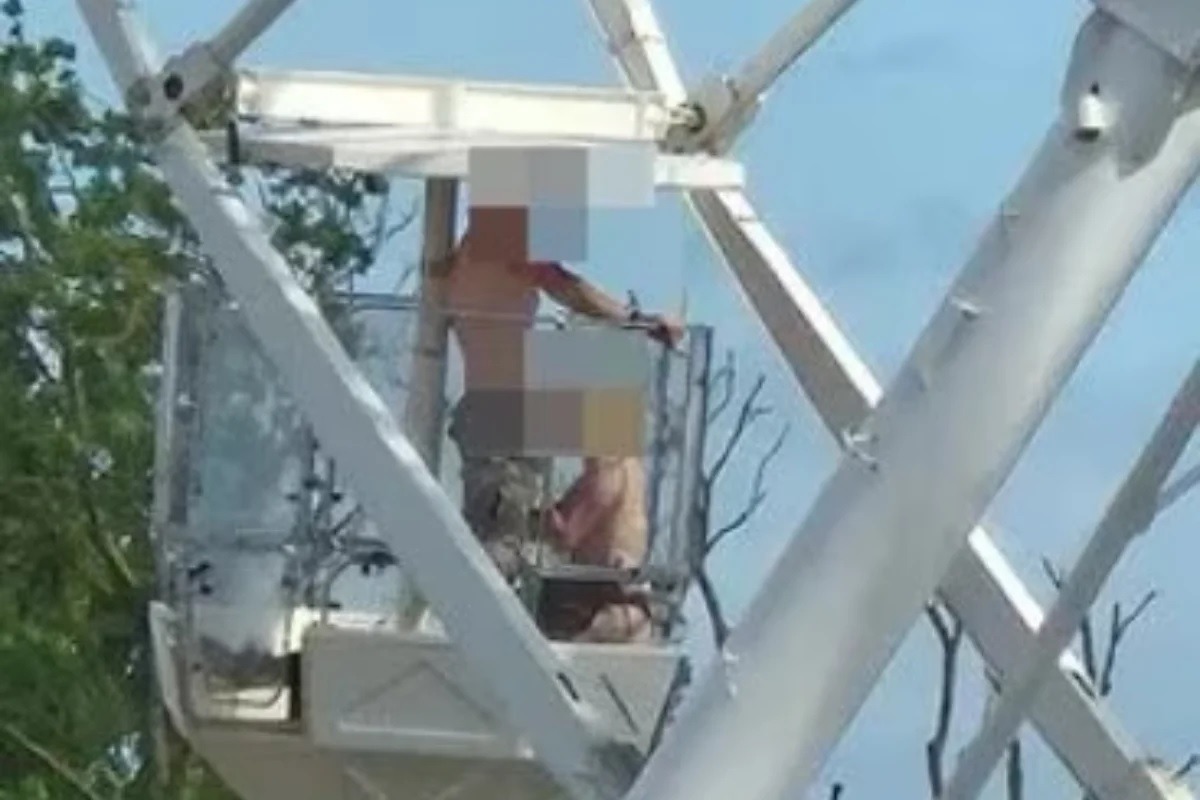 Casal é flagrado fazendo sexo em roda-gigante durante festival; veja imagem