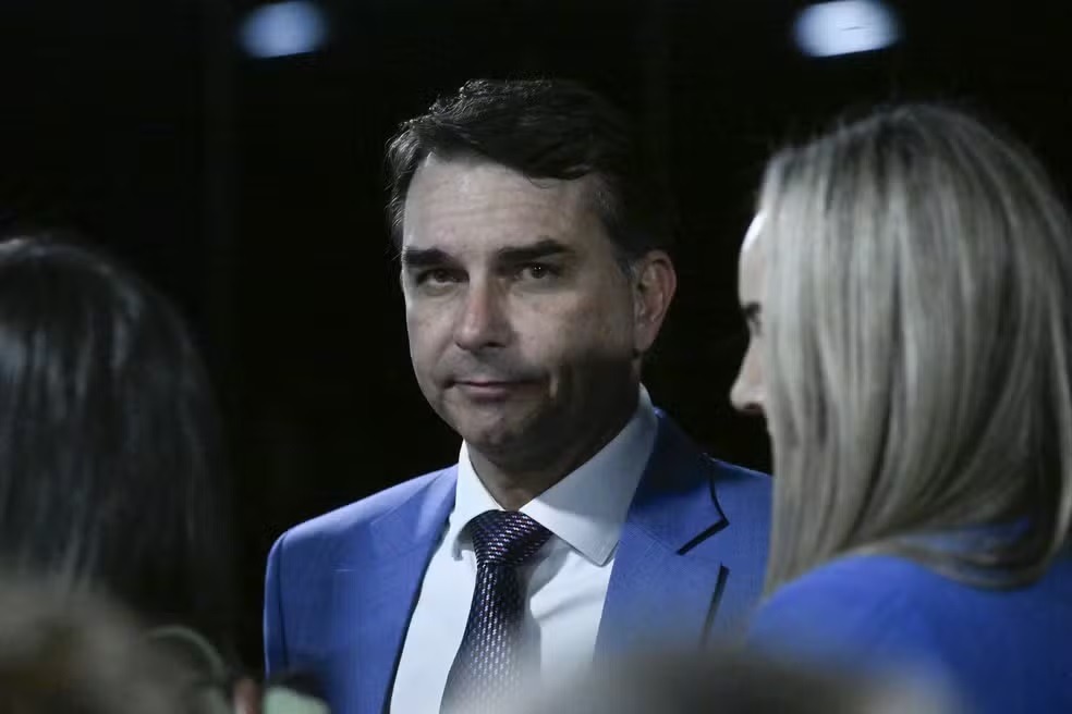 “Isso é terrorismo”, diz Flávio Bolsonaro após atentado contra vereador no RN