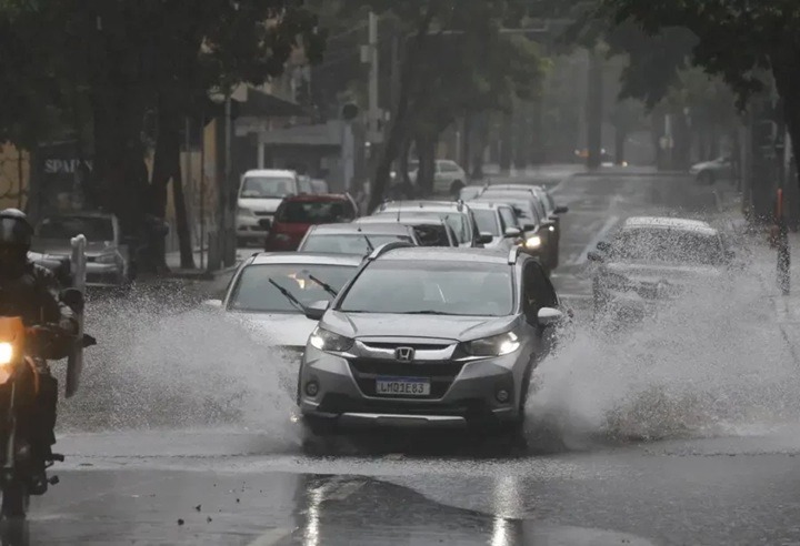 Chuvas provocam alagamentos em Natal na manhã desta quarta-feira, aponta STTU; confira