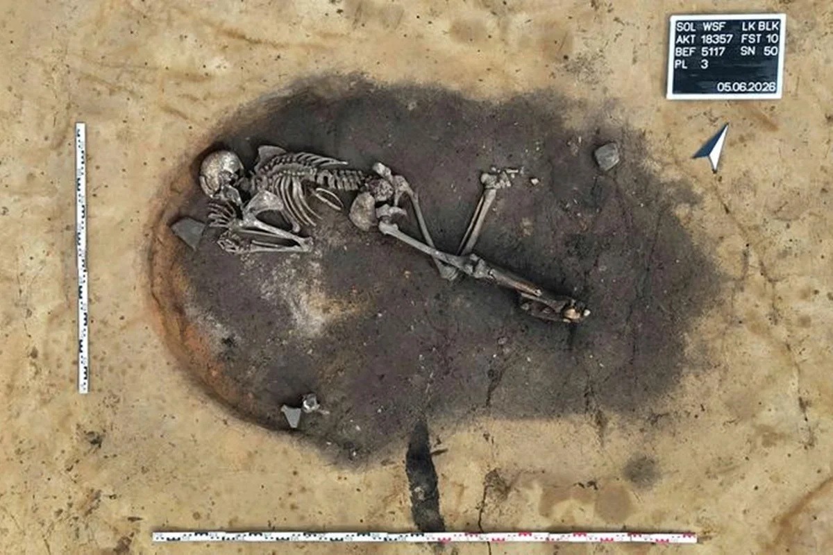 Mistério de 5 mil anos intriga arqueólogos: homem é encontrado enterrado dentro de forno e pode ter sido sacrificado