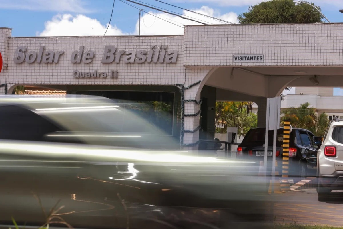 Vizinhos de Bolsonaro reclamam de multas aplicadas por viatura da PM