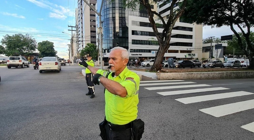 Trecho da Avenida Getúlio Vargas é interditado após avaliação apontar risco em muro de contenção
