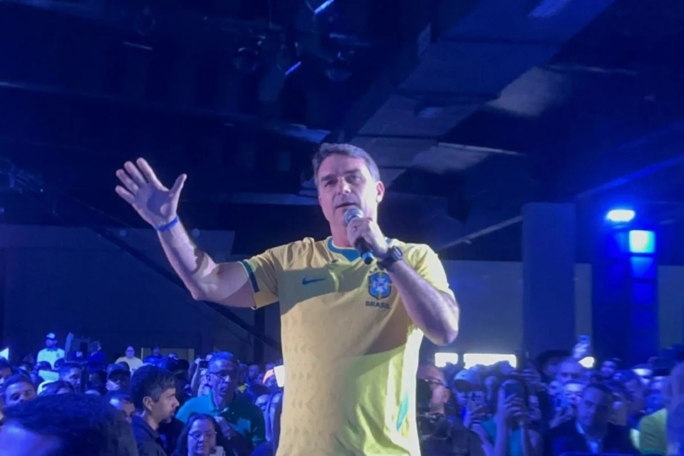 Flávio Bolsonaro sai em defesa de Neymar e critica fala de Lula sobre “home office” na Seleção