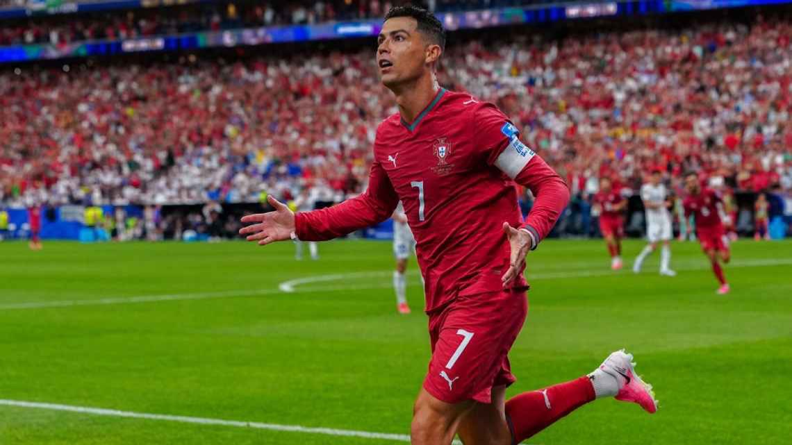 Cristiano brilha, Portugal goleia e assume ponta do grupo na Copa