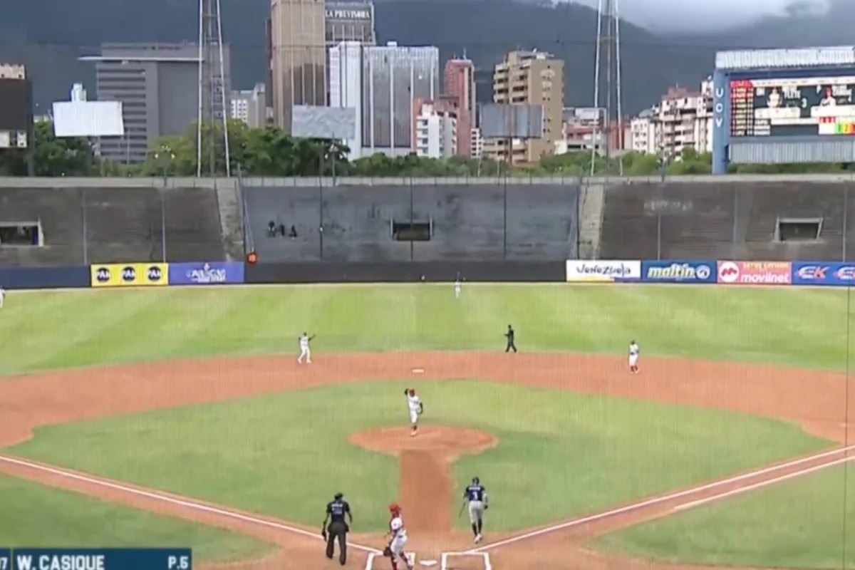 [VÍDEO] Terremoto interrompe jogo de beisebol e provoca correria em estádio 