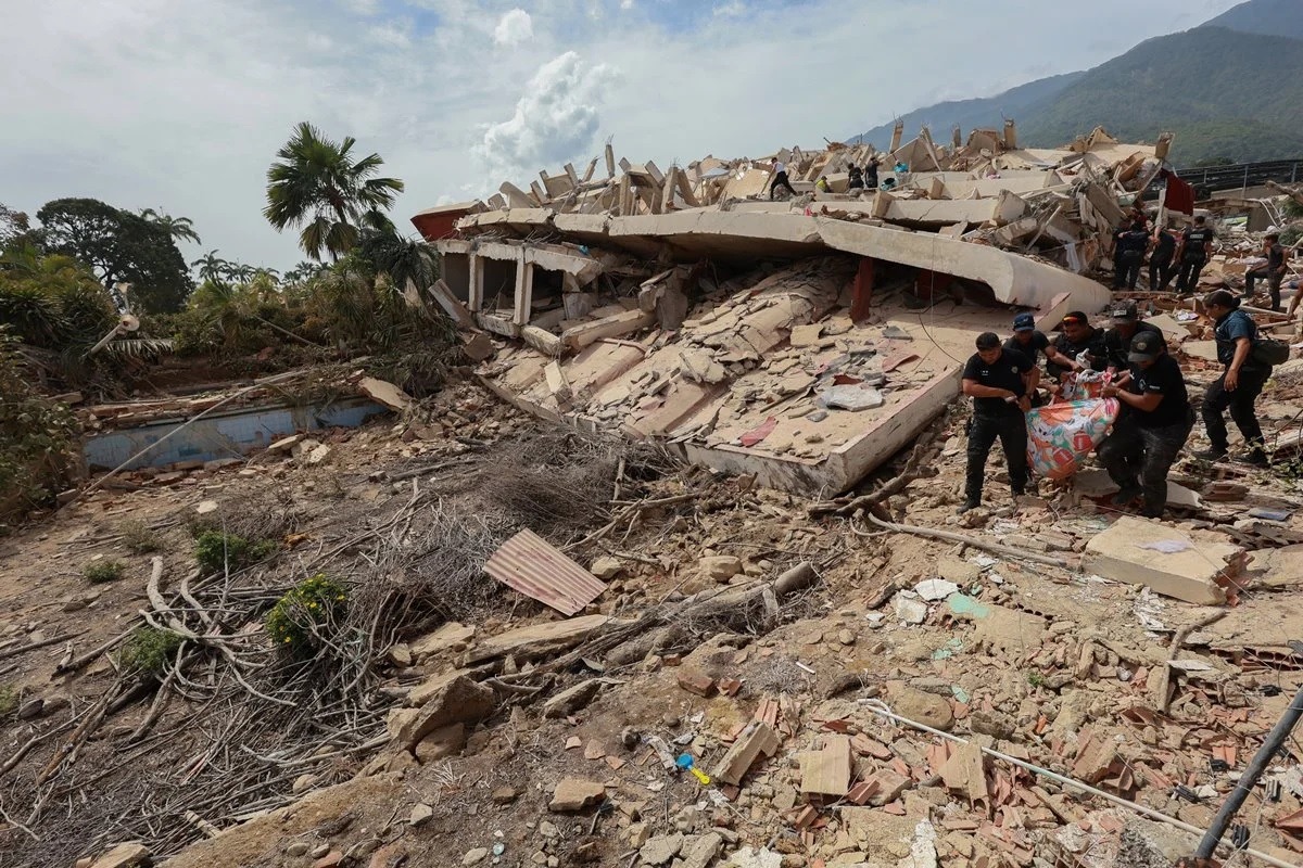 Cenário de destruição após terremotos: moradores retiram vítimas dos escombros com as próprias mãos