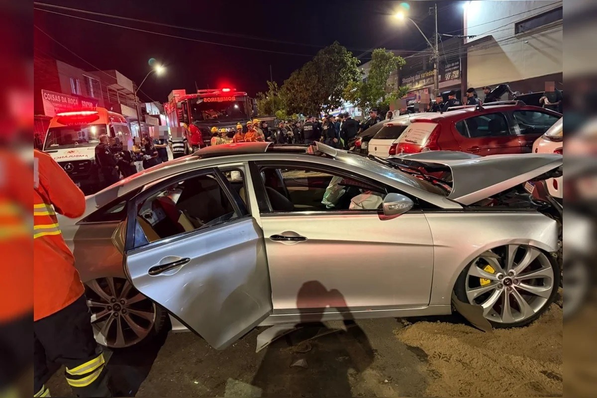 [VÍDEO] Entrevista é interrompida por cena de terror em festa junina após motorista bater em 5 carros e fugir