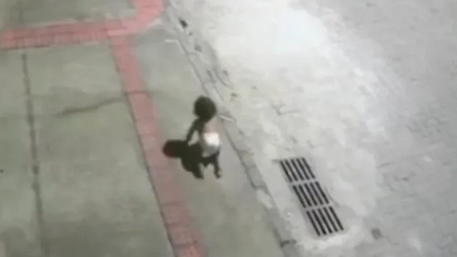 VÍDEO: Bebê de 1 ano é achada engatinhando sozinha na rua durante a madrugada