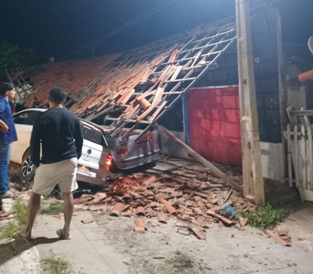 Motorista perde o controle do carro e destrói alpendre de casa em Currais Novos