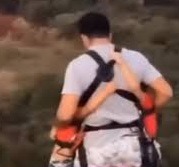 [VÍDEO] CHOCANTE: Homem salta com crianças no mesmo local onde jovem de 21 anos foi arremessada; no vídeo é possível...