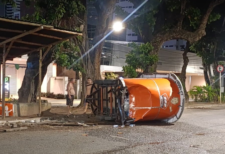 Motorista destrói trailer do Galego da Tapioca em Natal, foge sem prestar socorro e deixa família no prejuízo