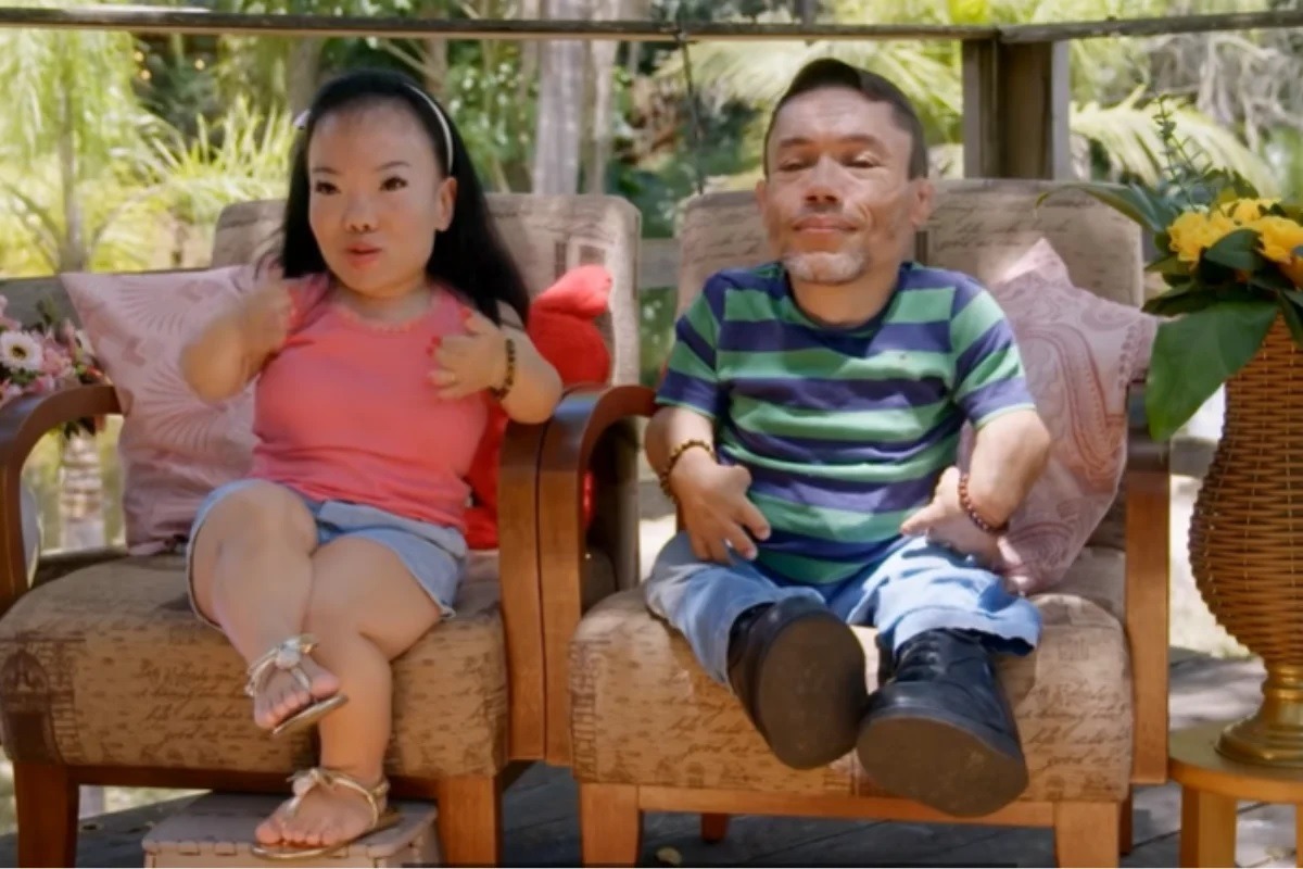 Casal mais baixo do mundo revela casa adaptada e impressiona com rotina independente