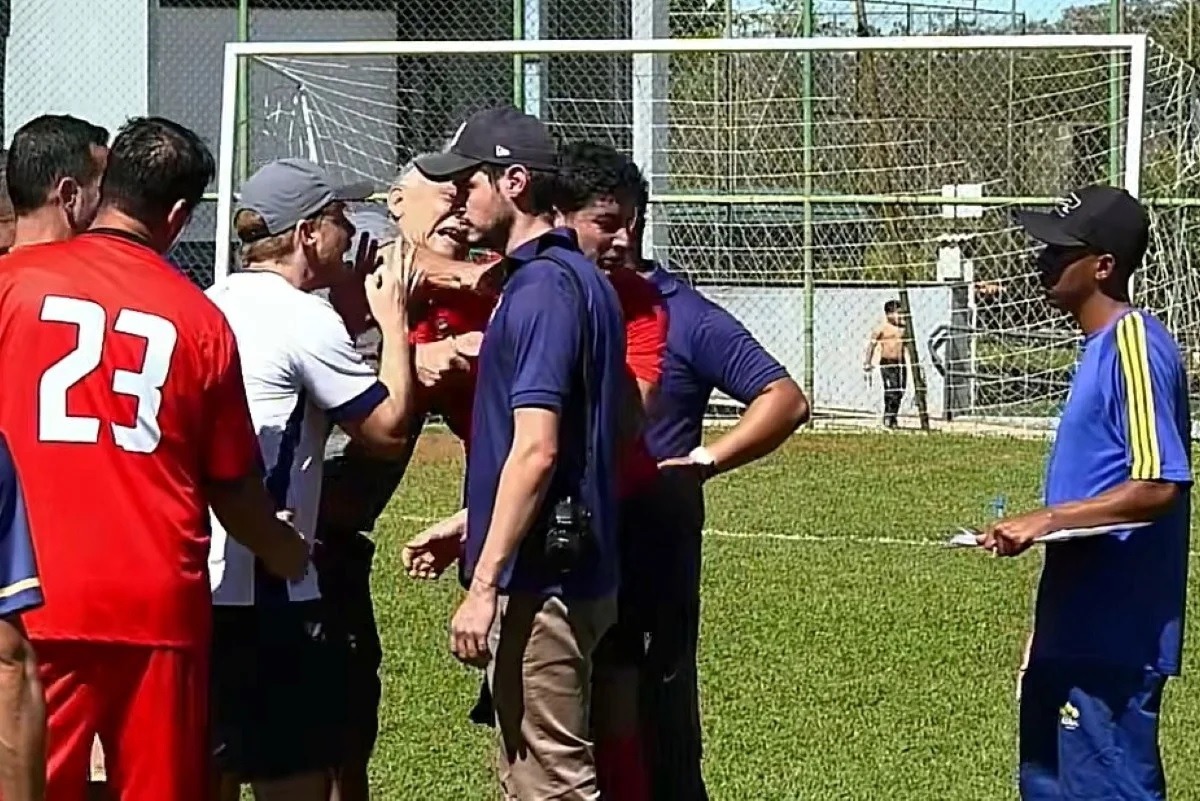 Árbitro é agredido com soco durante final de torneio; torcedor ainda fez ameaça de morte