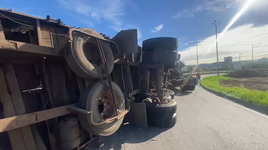 Carreta tomba na BR-101 em Parnamirim e provoca grande congestionamento