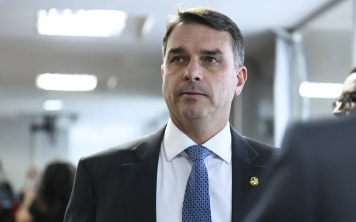 lávio Bolsonaro sai em defesa do Pix nos EUA e pede fim de tarifa contra o Brasil