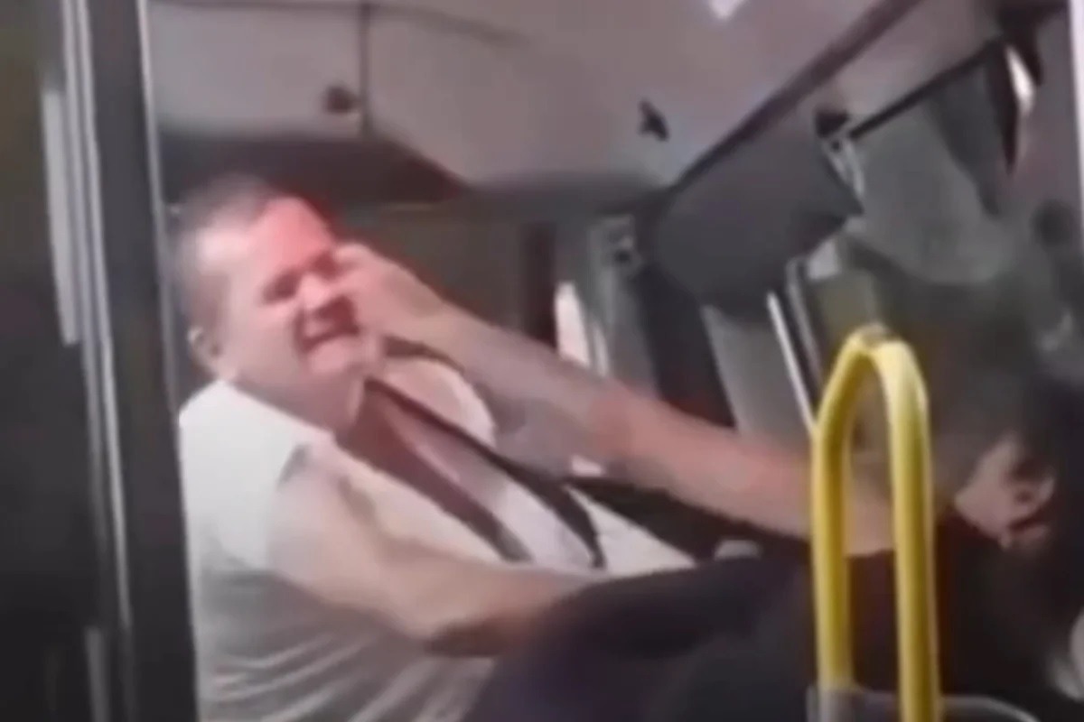 [VÍDEO] Motorista morde passageira durante briga em ônibus e vídeo da confusão viraliza; assista