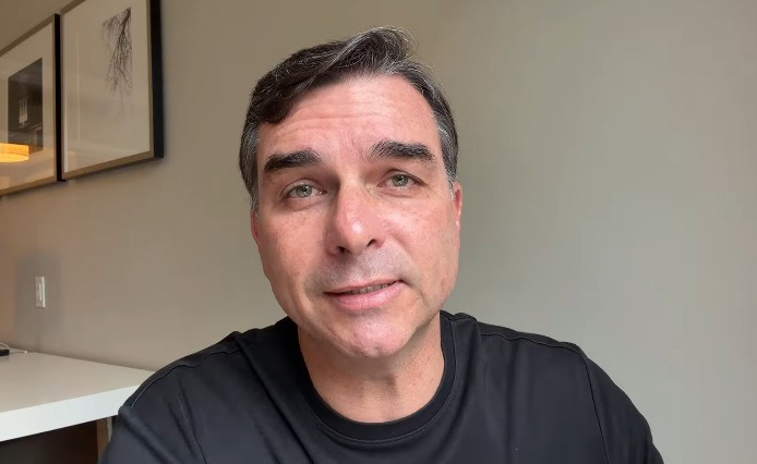 Flávio Bolsonaro vê busca por armas na casa do pai como “cortina de fumaça” por sua atuação nos EUA, defendendo...