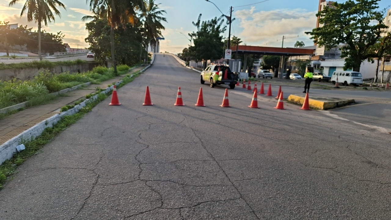 Trecho da avenida do Contorno é interditado após afundamento de esgoto; saiba como fica o trânsito