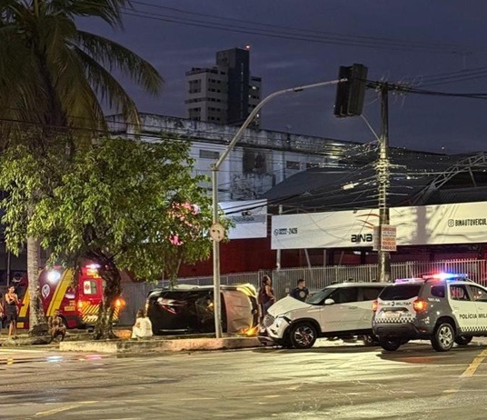 Motorista fica preso às ferragens após carro capotar em cruzamento movimentado de Natal