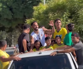 VÍDEO: Após eliminação na Copa do Mundo, Matheus Cunha é recebido com festa em Baía Formosa