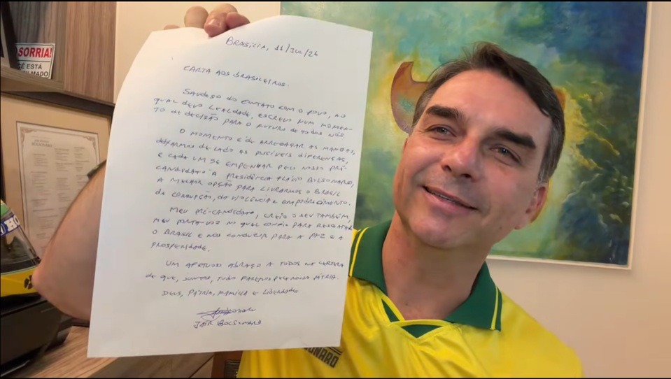 VÍDEO: Em carta aos brasileiros, Bolsonaro chama Flávio de 'porta-voz' e pede para “deixar diferenças de lado”