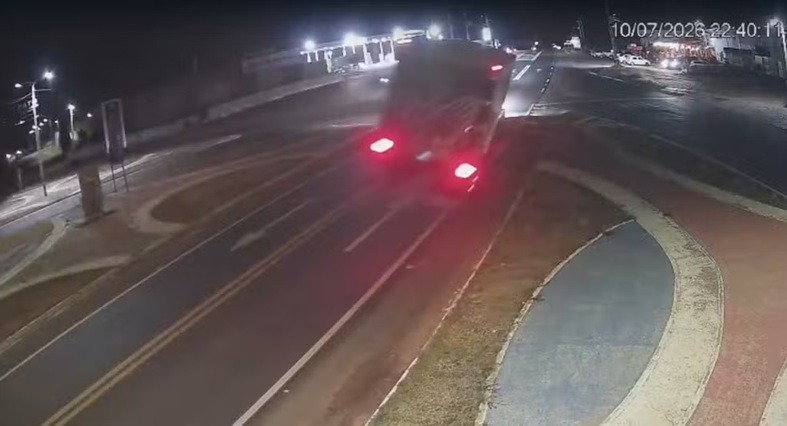 Carreta carregada de melão tomba na BR-226 e atinge três veículos no Oeste do RN