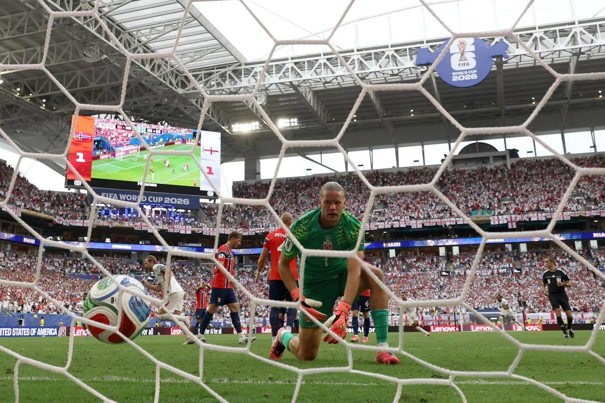 Web se revolta com goleiro da Noruega: "Frangou contra Inglaterra"
