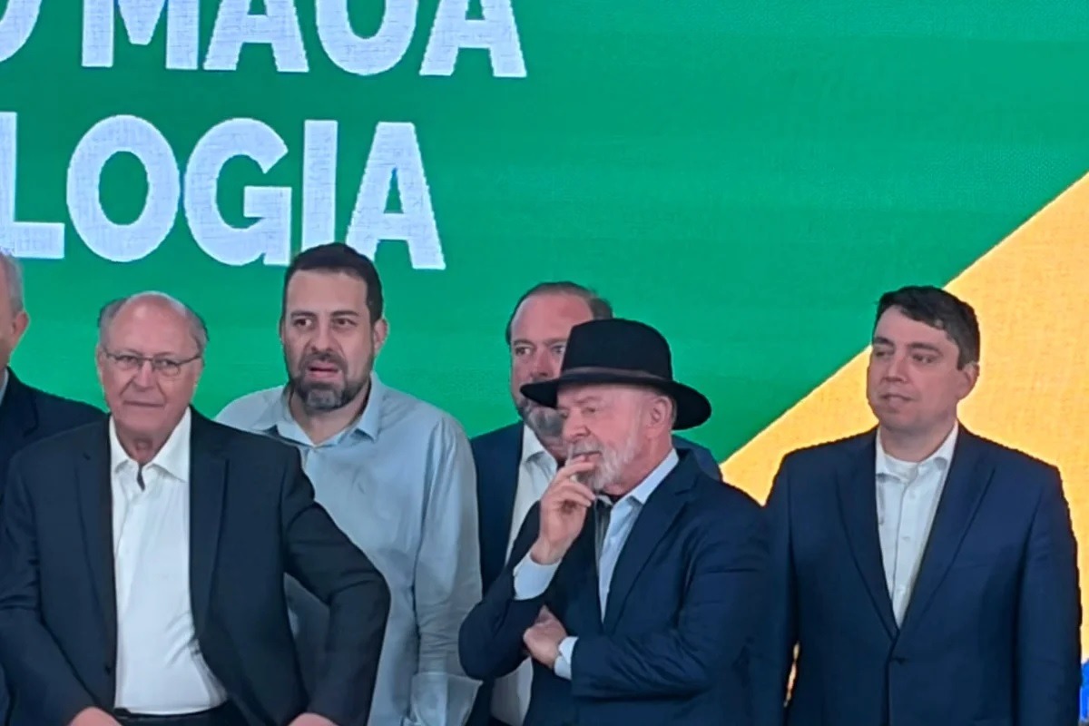 Lula ironiza Seleção após eliminação: "Só voltou um jogador no avião, que vergonha"