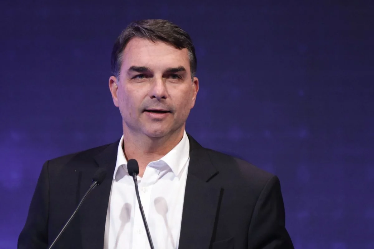 Campanha de Flávio diz que decisão de Moraes é "interferência no jogo político"