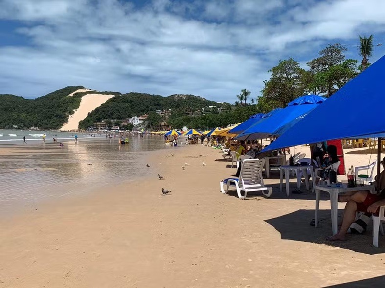 Nova lei obriga ambulantes e barraqueiros a portar apitos de emergência nas praias de Natal