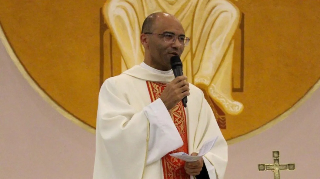 Quem é o padre de brasileiro que foi excomungado pelo Vaticano