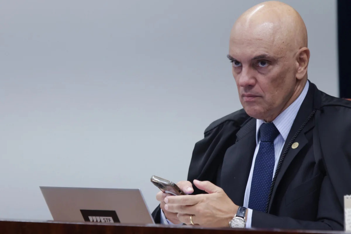 Governo Lula vê falha em decisão de Moraes que barrou Flávio de visitar Bolsonaro
