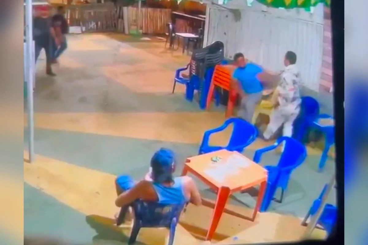 Homem esfaqueia colega em bar e acaba preso ao se esconder em telhado