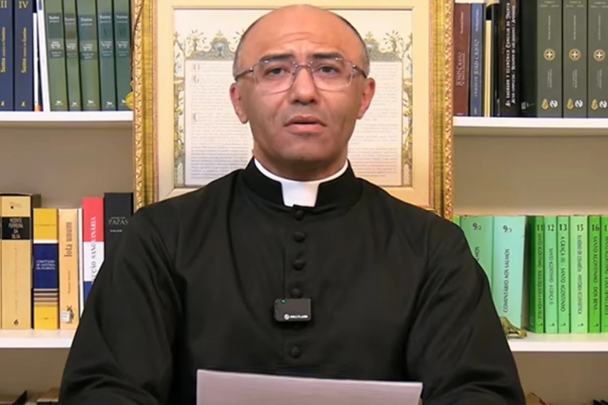[VÍDEO] Padre excomungado cita nomes de religiosos acusados de abuso e critica decisão da Arquidiocese