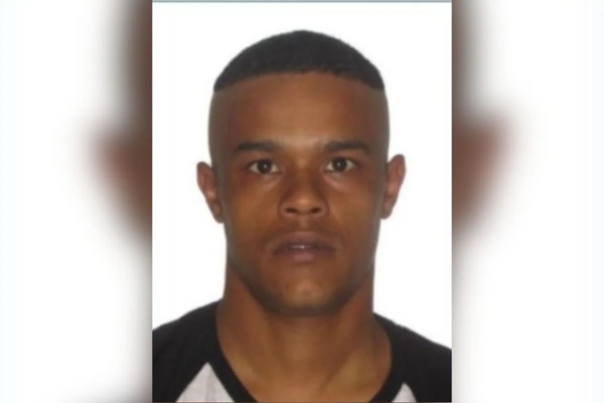 Foragido por feminicídio morre em confronto com a PM durante operação contra o PCC
