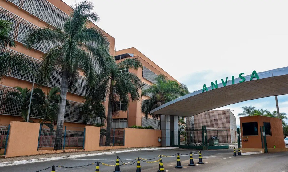 Anvisa suspende vendas de energético e água mineral; entenda