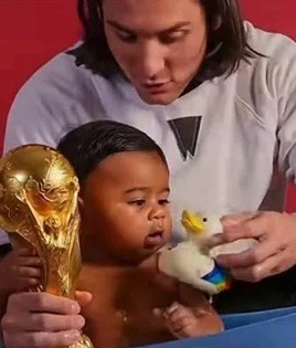 Vídeo em IA transforma icônica foto de Messi e bebê Yamal em negociação pela taça da Copa; ASSISTA
