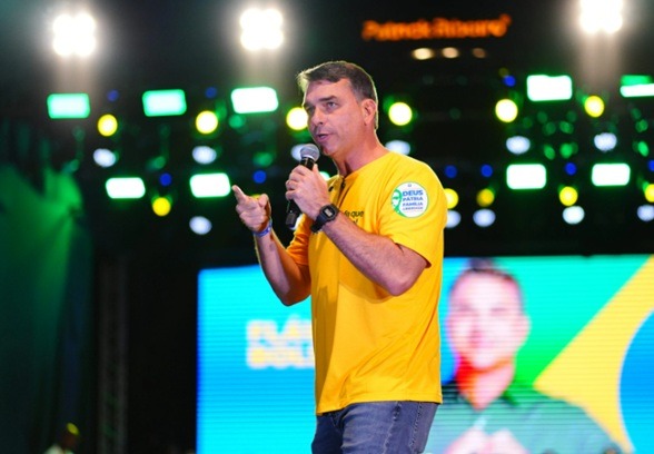 Flávio diz que não vai “abaixar a cabeça para tirano” após Moraes ampliar restrições a Jair Bolsonaro