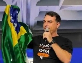 Flávio Bolsonaro diz que Lula “passa a mão na cabeça” de ladrão de celular