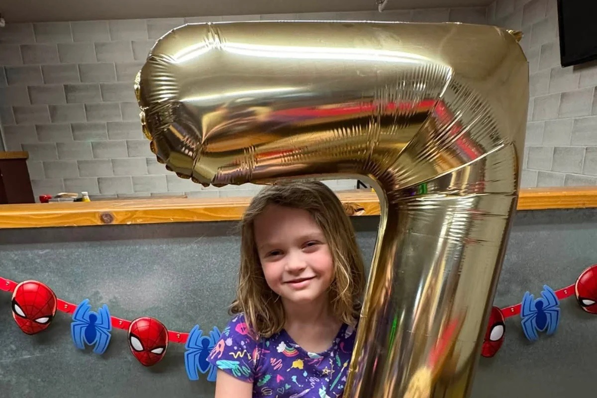 Menina de 7 anos tem festa esvaziada, e desconhecidos emocionam com surpresa
