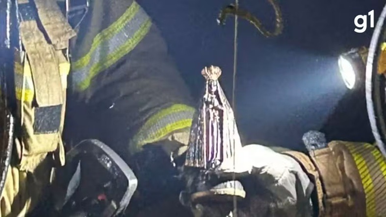 Imagem de Nossa Senhora Aparecida é encontrada intacta após incêndio
