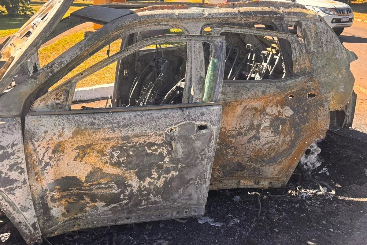 Mãe e filho escapam de carro em chamas momentos antes de incêndio