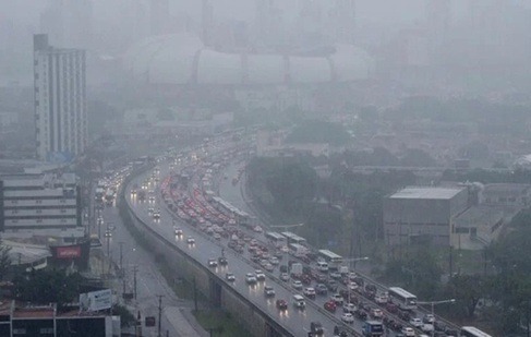 Chuvas deixam 17 pontos de alagamento e semáforos quebrados em Natal; confira