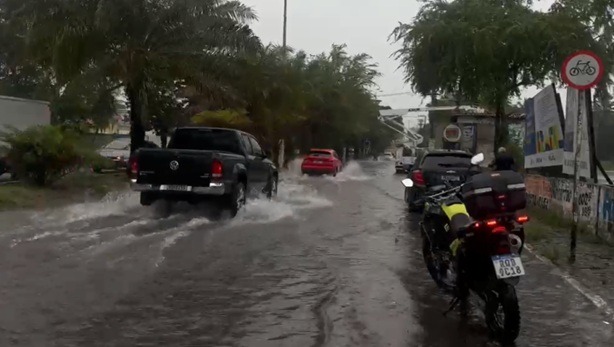 VÍDEO: lagoa de captação transborda e alaga trecho da Avenida Ayrton Senna